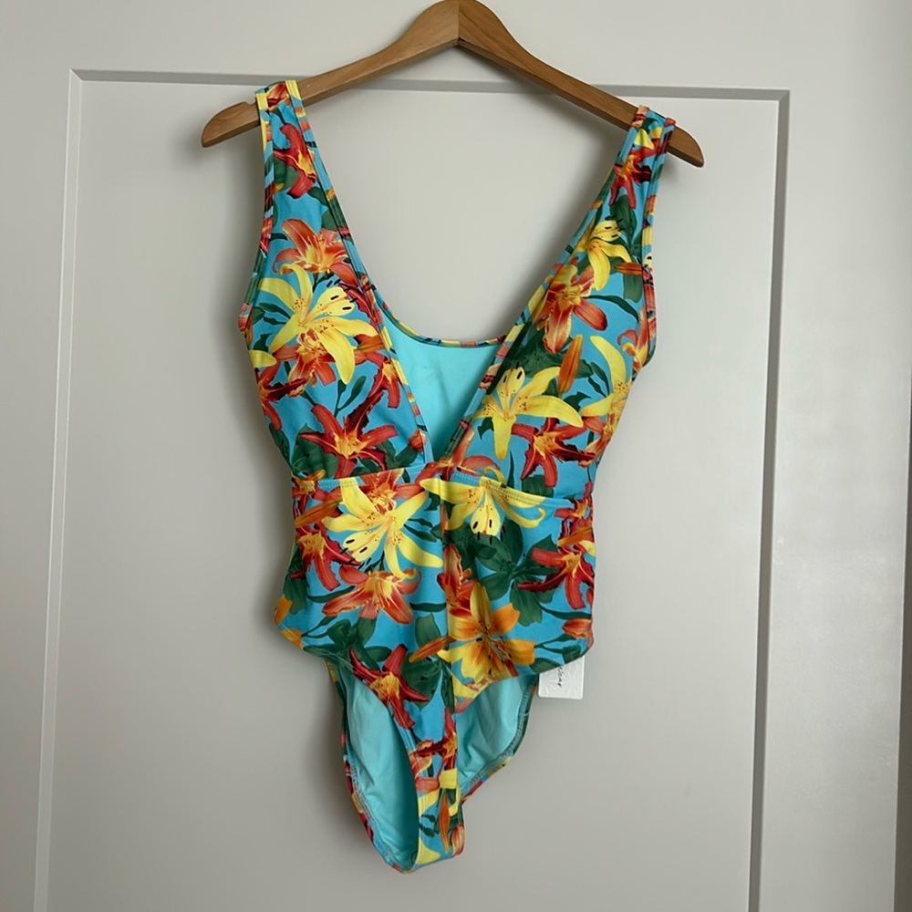 STYLISH SWIMWEAR ONE PIECE SWIMSUIT SIZE L NWT